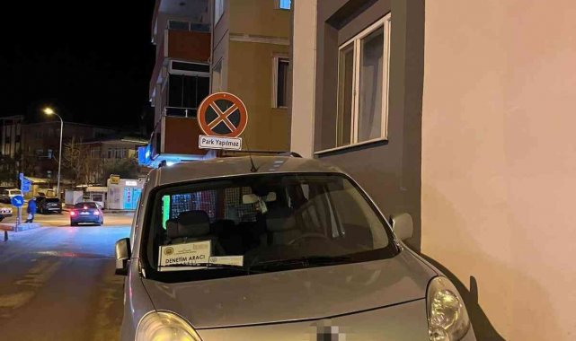 Kaldırıma park eden kurum aracına ceza