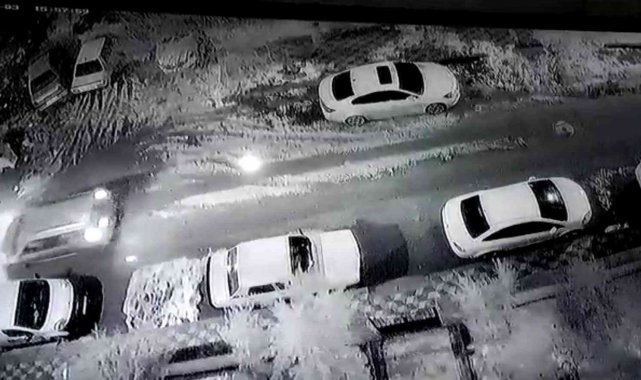 Kaldırımda yürürken bir anda kendini çukurda bulan adamın görüntüleri ortaya çıktı