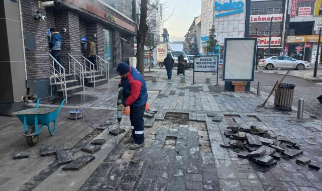 Kaldırımlarda onarım sürüyor