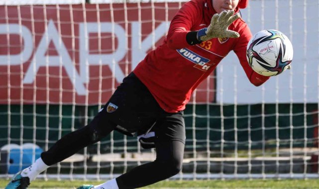 Kaleci Lung ile Gavranovic takıma katıldı