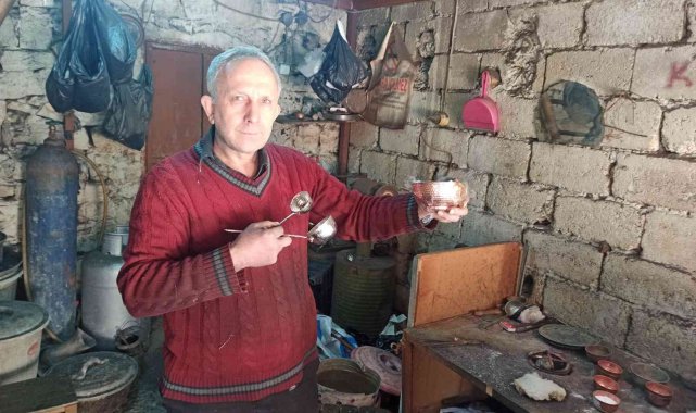 Kamber usta 35 yıldır bakır kapları parlatıyor