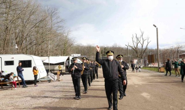 Kampçılara bandolu sürpriz
