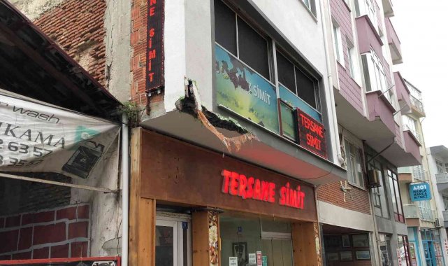 Kamyon dar sokakta iş yerinin duvarına çarptı