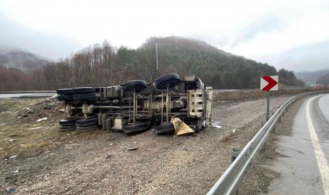 Kamyon demir bariyerlere çarparak devrildi: 1 yaralı