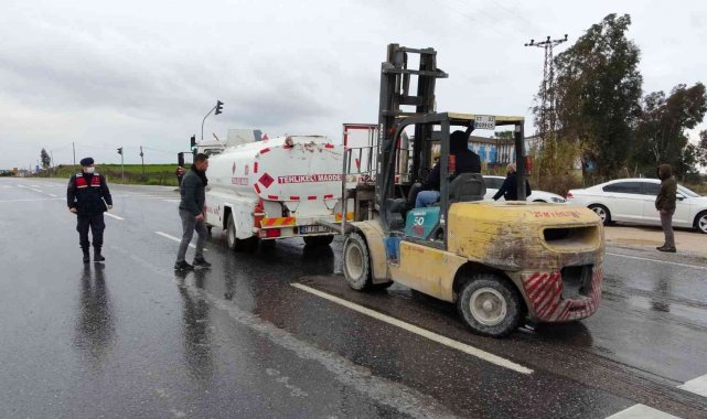 Kamyona, yakıt tankeri çarptı şans eseri yaralanan olmadı