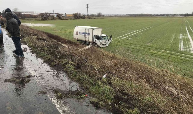 Kamyonet tarlaya uçtu