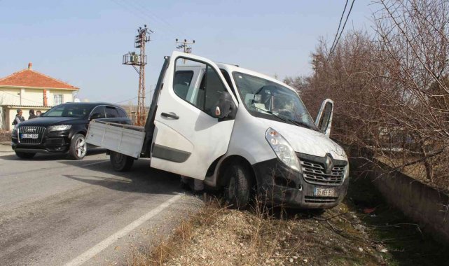 Kamyonetle traktörün çarpıştığı kazada 3 kişi yaralandı