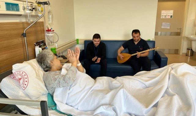 Kanser tedavisi gören hastaya doktor ve oğlundan moral konseri