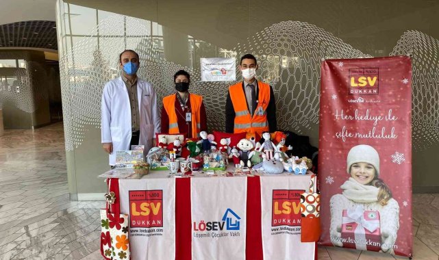 Kanserli çocuklar için stant kurdular