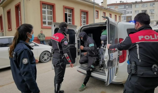 Kapı önünden çamaşır makinesini çalan at arabalı 2 kişi yakalandı