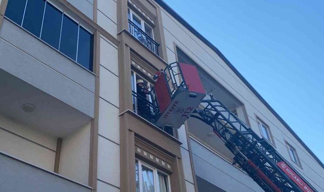 Kapıyı açamayan yaşlı kadın için camdan içeri girdiler