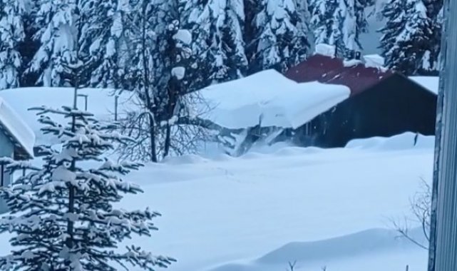 Kar kalınlığı 2 metreye ulaştı, çatıdan kar kütleleri böyle düştü