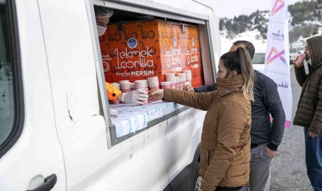 Kar keyfi yaşayan vatandaşlar, Büyükşehir Belediyesinin sıcak çorba ve kaynarı ile ısındı