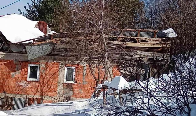 Kar kütlesinin ağırlığına dayanamayan evin çatısı çöktü