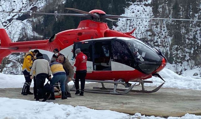 Kar nedeniyle mahsur kalan hasta için hava ambulansı köye indi