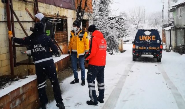 Kar sebebiyle ulaşıma kapanan köydeki diyaliz hastasının yardımına UMKE yetişti