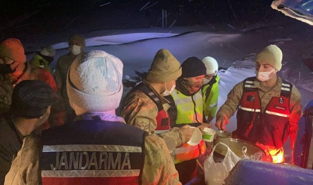 Kar ve tipiden kapanan karayolunun açılmasını bekleyenlere jandarma çorba ikram etti