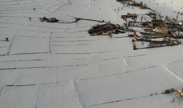 Kar yağışı çiftçiyi sevindirdi