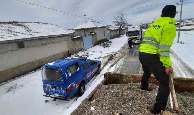 Kar yağışı sonrası kapanan köy yollarını karla mücadele ekipleri açtı
