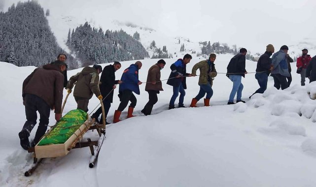 Kar yağışının yoğun yaşandığı köyde cenazeler kızakla taşınıyor