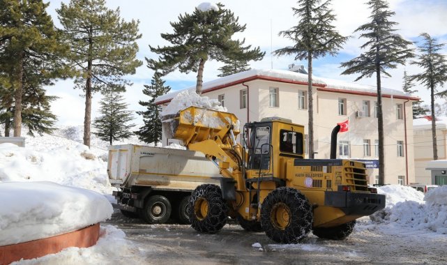 Kar yığınları kamyonlarla taşınıyor