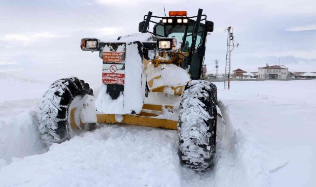 Kar yüzlerce köy yolunu kapattı, ekipler çalışmalarını sürdürüyor