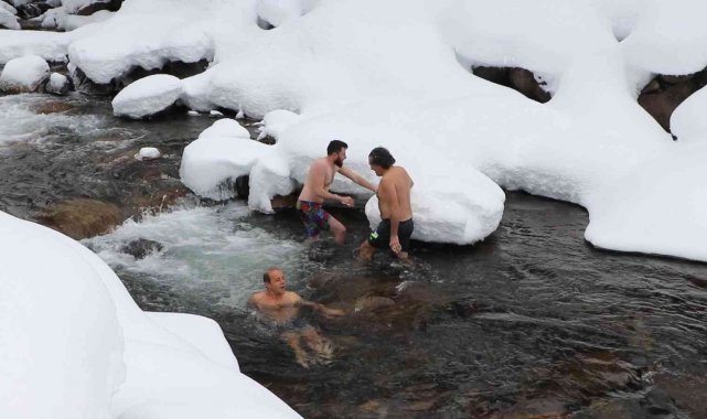 Kara aldırış etmeden Fırtına Deresi'nin buz gibi suyunda yüzdüler