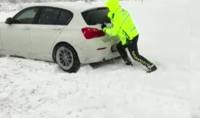 Kara saplanan aracı polis memuru kurtardı