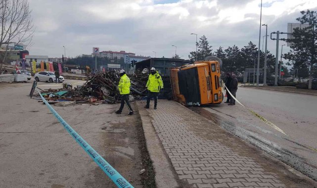 Karabük&#039;te hurda yüklü kamyon devrildi