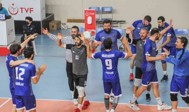 Karacabey Belediyespor voleybolda rakip tanımıyor