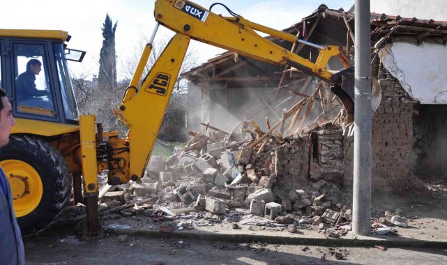 Karacabey'de metruk binalarla mücadele sürüyor