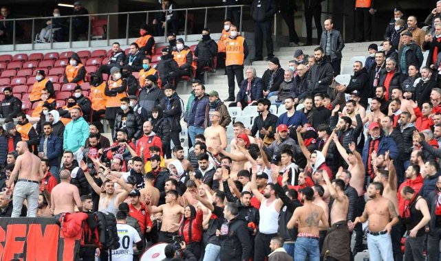 Karagümrük taraftarı soyunarak Viviano&#039;ya destek verdi