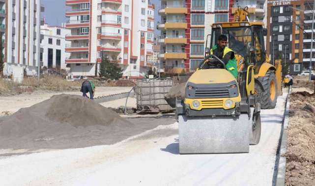 Karaköprü&#039;de üst yapı çalışmalarıyla yollar yenileniyor