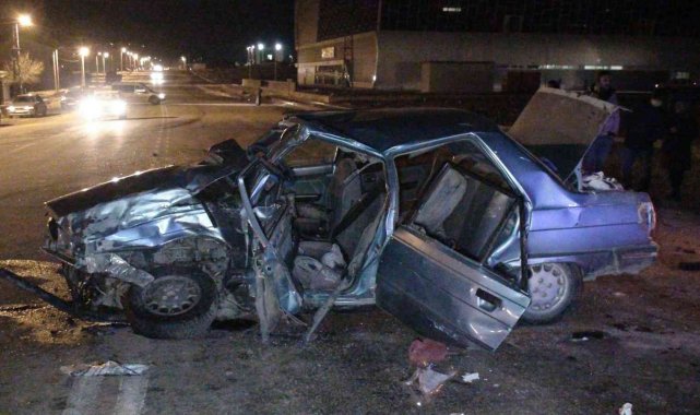 Karaman'da hafif ticari araç ile otomobil çarpıştı: 9 yaralı