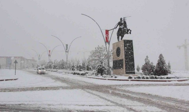 Karaman'da yoğun kar yağışı etkili oluyor