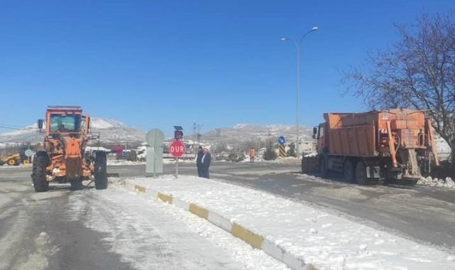 Karayolları ekipleri şehir bağlantı yollarında kar temizliğine devam ediyor