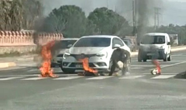 Karayoluna keçi tüyü döküp ateşe verdi