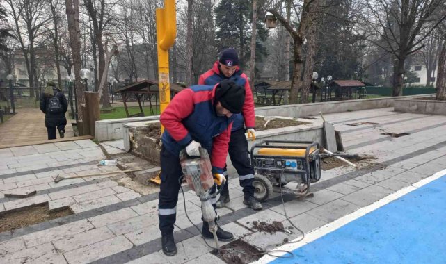 Karda bozulan yollar tamir ediliyor