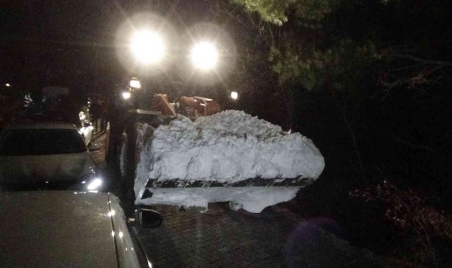 Karda mahsur kalan 17 askeri personel ve 4 belediye işçisine ulaşmak için ekipler son 500 metreye ulaştı