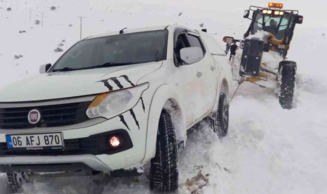 Karda mahsur kalan 4 kişiyi kurtarıldı