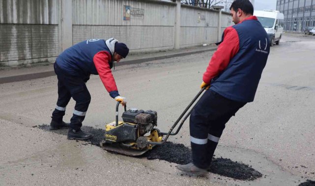 Kardan zarar gören yollar onarılıyor