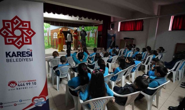 Karesi'de çocuklar tiyatro ile buluştu