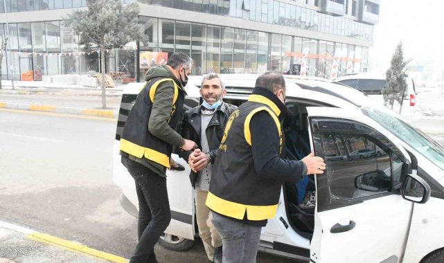 Karısının boğazını kesip 4 yerinden bıçaklayan koca tutuklandı