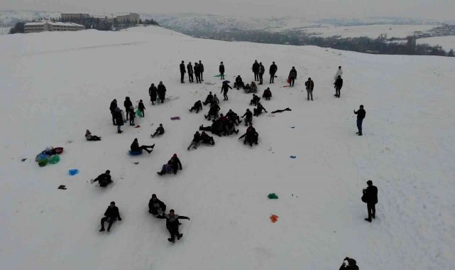 Karla kaplanan tepeyi kayak pistine çevirdiler