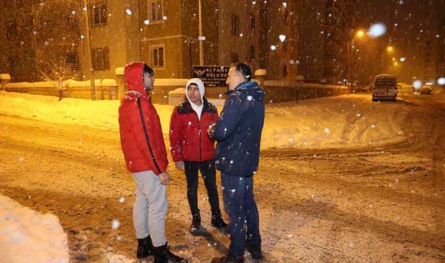 Karla mücadele ekipleri kar mesaisine hız kesmeden devam ediyor