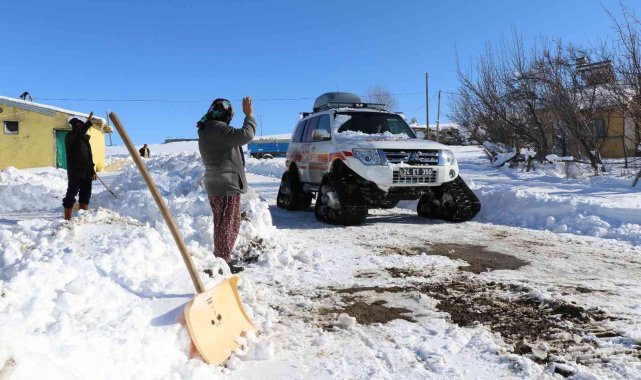 Karlı dağ yollarını aşan sağlık ekipleri, diyaliz hastasını hastaneye ulaştırdı
