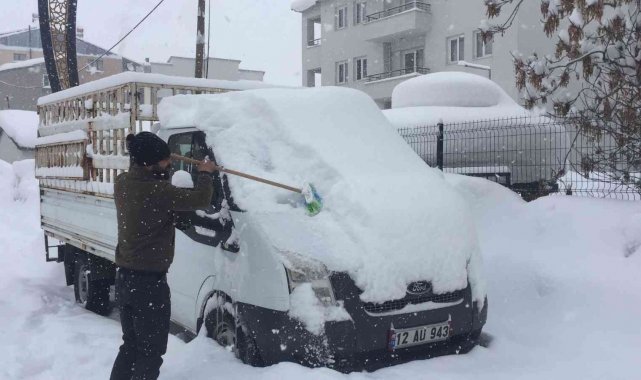 Karlıova'da vatandaşın kar sitemi: "Sabah kalkıyoruz kar, ertesi gün yine kar"