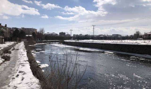Kars Çayı&#039;nın buzları çözülmeye başladı