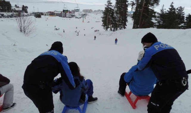 Kars TDP Iğdırlı öğrencilere Sarıkamış'ı gezdirdi