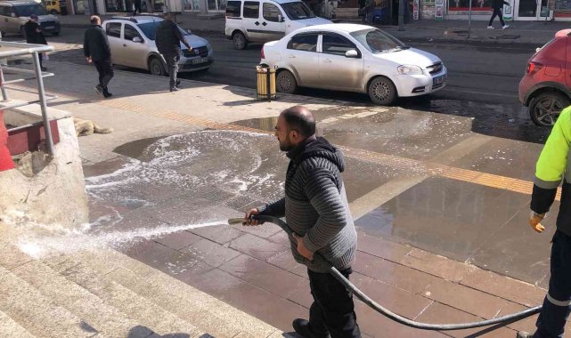 Kars'ta kaldırımlar tazyikli suyla yıkanıyor